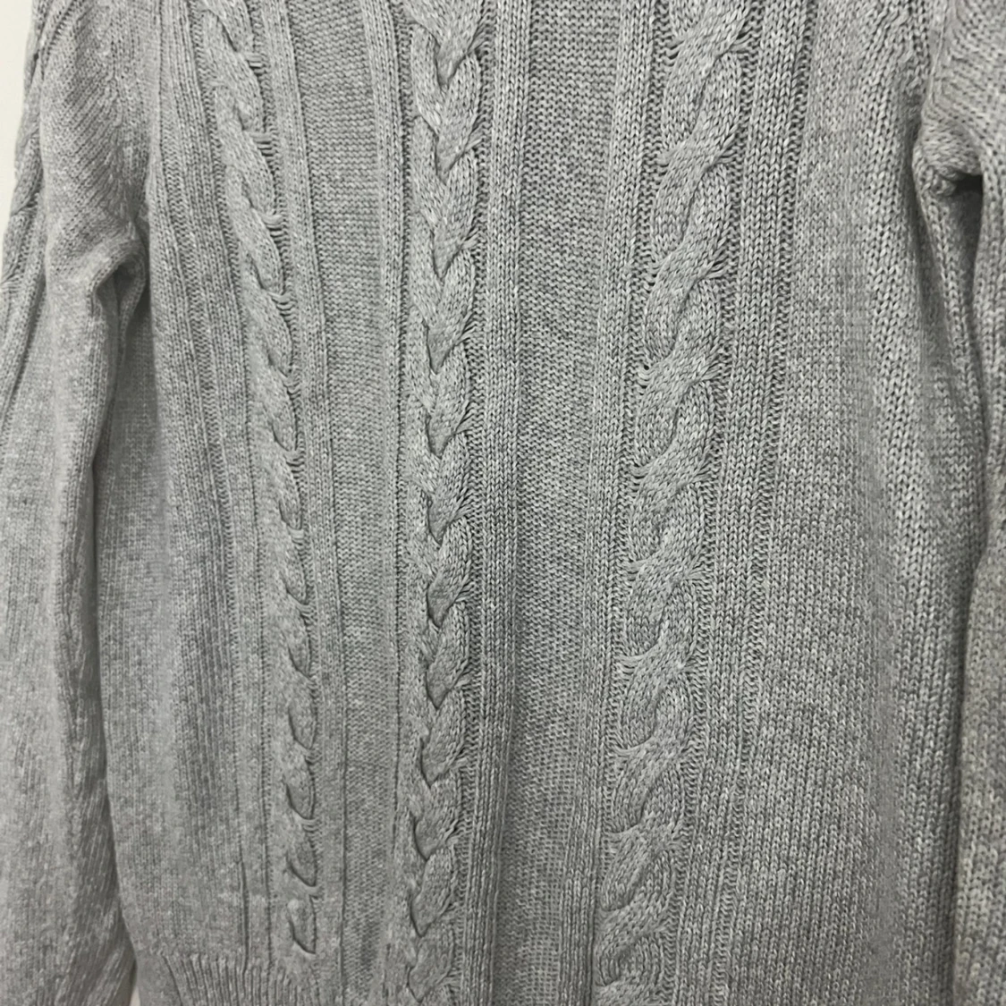 Grå kabelstickad tröja från Lindex - 2
