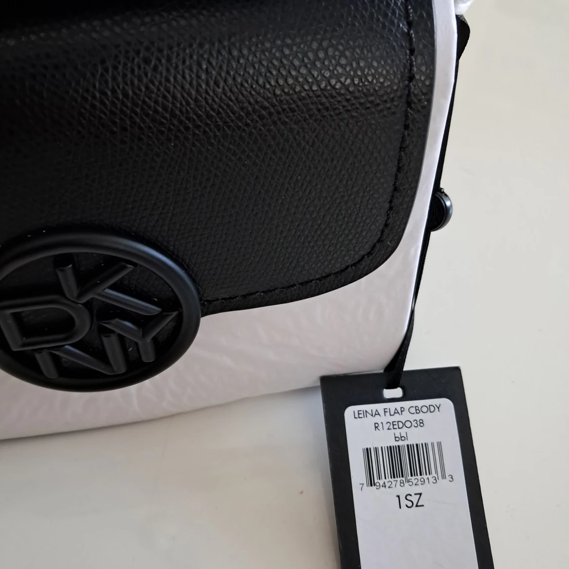 Svartvit axelväska från DKNY - 3