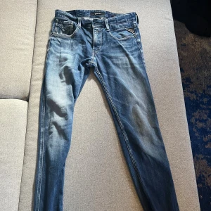 Replay Anbass blå jeans, storlek 30/34 - Säljer ett par Replay Anbass jeans, blå👖Använda men fortfarande i väldigt bra skick. Pris kan disskuteras, hämtas i Halmstad.