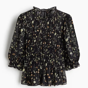 Svart blommig blus med volang - Super söt svart blommig blus från hm med volang🥰 aldrig använd med prislapp på 