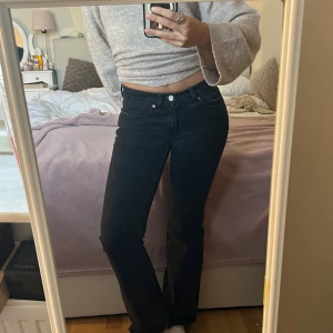 Svarta jeans  - Svarta jeans från Abrand som tyvärr är för små💕