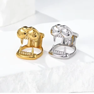 Guldring - Säljer min guld ring (rostfritt stål) med coolt hundhuvud och vassa tänder. Ringen har en unik design som sticker ut och passar dig som gillar edgy accessoarer. Perfekt statement piece för att lyfta din stil. 
