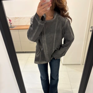 Grå jacka - Uuursnygg jacka som passar så bra till det mesta! Lika fin stängd som öppen💕köpt vintage med märket är samoon. Det är strl L men sitter väldigt fint oversized på mig som har strl S☺️