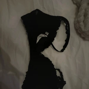 Intimissimi Bh - säljer en bh som är en vecka gammal ish, haft på mig en dag men märkt att den inte passar, har påsen till den kvar, och annat. Den har lite push up inbyggd och allmänt bekväm. storleken är 75D