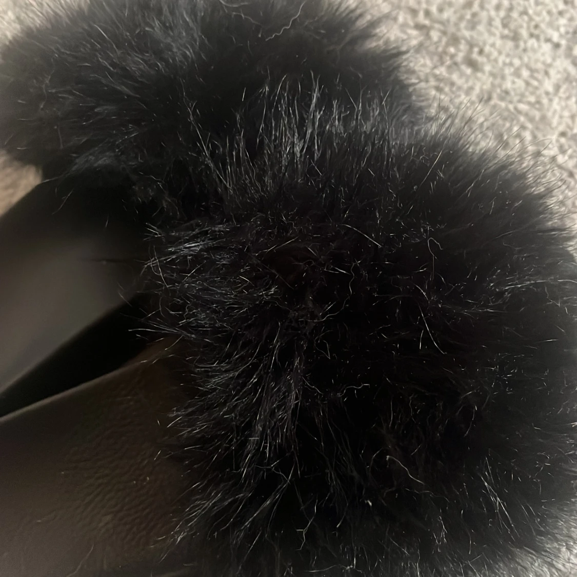 Svarta sandaler med fuskpäls - 1