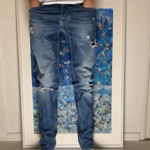 Dondup Jeans - Hej säljer ett par sjukt snygga Dondup jeans med en sliten design storlek: W33 och längd  108cm Märket är dondup som är från Italien vid frågor skriv.