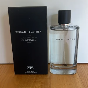 Zara Vibrant Leather EdP 150ml - Vibrant Leather från Zara är en Eau de Parfum på 150 ml. Stilren och modern doft i en minimalistisk flaska, perfekt för dig som vill sticka ut med något nytt och annorlunda.