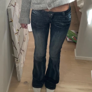 Lågmidjade jeans - Jättesnygga lågmidjade mörkblåa bootcut jeans från Cheap Monday. Har ett litet hål längst ner på ena benet men inget som syns på. Slutsålda på hemsidan. Passar mig bra som är 171cm och har vanligtvis storlek 36 i jeans💗💗