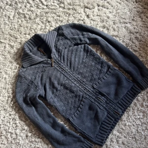 Nudie Stickad Cardigan - Säljer denna riktigt snygga Nudie cardiganen i storlek XS men passar mer en S. Den är i bra skick utan defekter. Bara att skriva över frågor och funderingar.