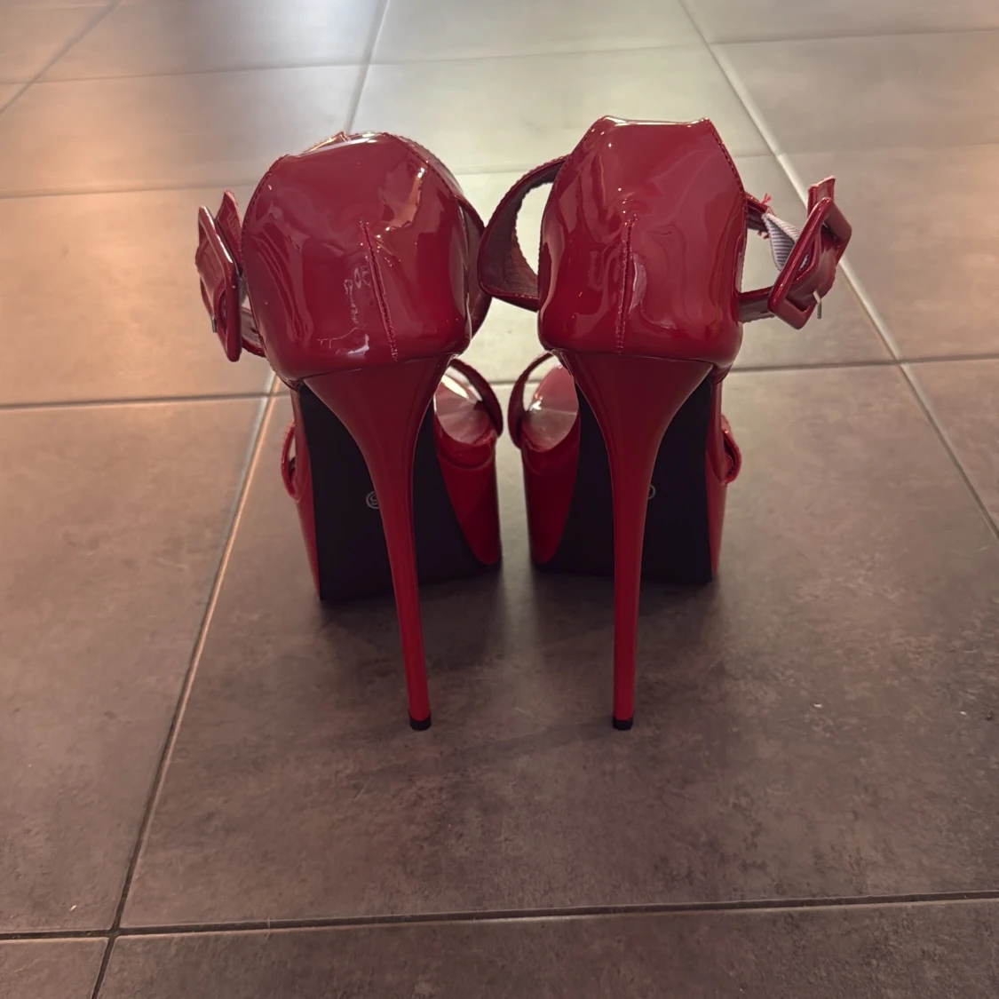 Röda platåsandaler med 16,5cm hög klack - 1