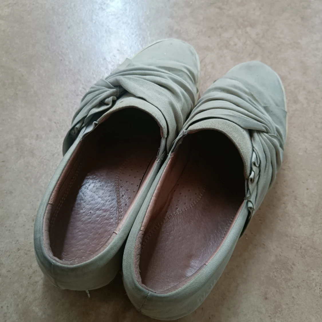 Beiga slip-on sneakers från Dasia - 1