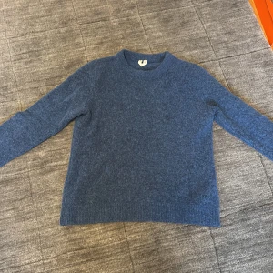 Stickad blå tröja - Perfekt tröja till vintern, mysig och gosig så den passar till kalla vinterkvällar! Passar runt 145-160, på bilden är jag 160cm ungefär✅ Pris:369