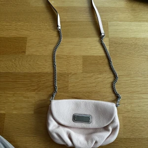 Marc Jacobs väska - Säljer denna väskan, fint skick. 