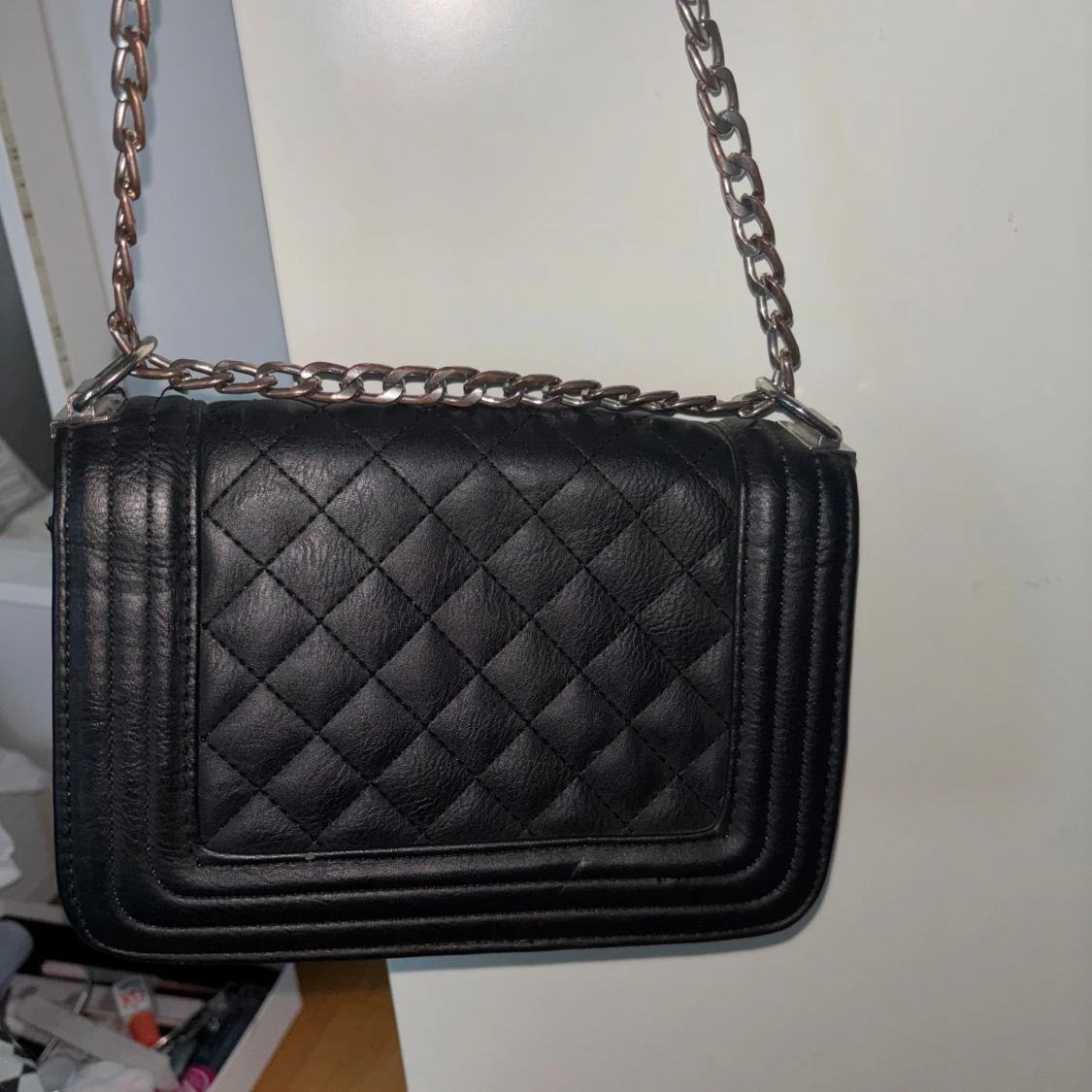 Svart quiltad axelväska med kedja - 2