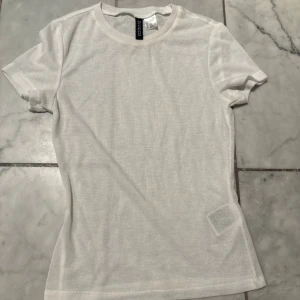 Vit t-shirt från H&M Divided XXS - aldrig använd Enkel och stilren vit t-shirt från H&M Divided i storlek XXS. Ganska genomskinlig men går om man har en topp under! Kolla min profil och skriv om de finns fler frågor ❕