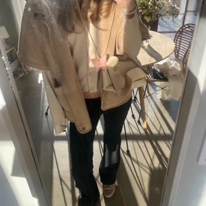 Beige cape jacka från zara - Populär slutsåld cape från Zara i storlek 164, passar mig som bär xs/s, passar även över tjockare tröjor🩷pris går att diskutera vid snabb affär, tveka inte att skriva