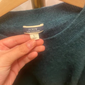 Mörkgrön kashmirtröja från J.Crew - Mysig mörkgrön tröja från J.Crew i 100% kashmir. Står på lappen att storleken är L men den sitter som S. 🥰🥰