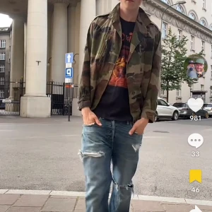 Camouflage jacka - Säljer en snygg camouflage jacka. Jackan har klassiskt militärinspirerat mönster i gröna och bruna toner, krage och knäppning framtill. Perfekt för dig som vill ha en streetig och avslappnad stil.