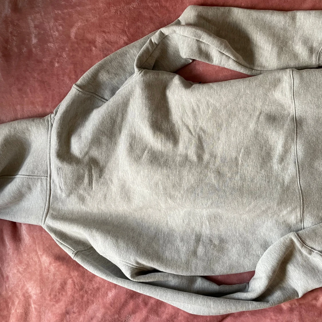 Grå hoodie med dragkedja och tumhål - 2