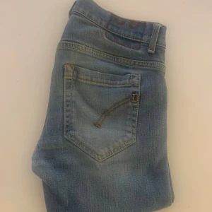 Dondup George Jeans - Feta dondup jeans i modell george.                                        Liten defekt