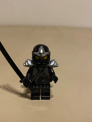 LEGO Ninjago-Cole ZX - Lego Ninjago Cole ZX från 2012.Figuren är en del av LEGO NINJAGO-temat och kan användas som samlarobjekt eller i lekset.