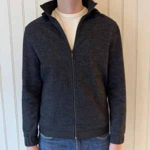 Massimo dutti cardigan - Massimo dutti ullcardigan  | Storlek: L, men passar M | Mycket bra skick | Modellen är 183 och väger ca 70 kg | Hör gärna av dig vid frågor och funderingar! 🤗