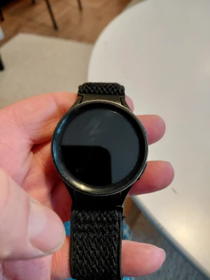 Galaxy Watch5 Pro - Samsung Galaxy Watch5 Pro i svart med flera utbytbara armband och laddare. Klockan har en robust design och passar perfekt för träning och vardag. Mindre spår av användning syns på boetten, men i gott skick. Originalförpackning och tillbehör medföljer.