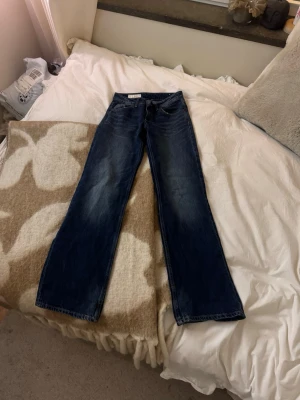 Zara baggy jeans  - Super fina jeans från Zara i storlek 32, super fint skick förutom lite smutsiga längs ner (sista bilden)💗