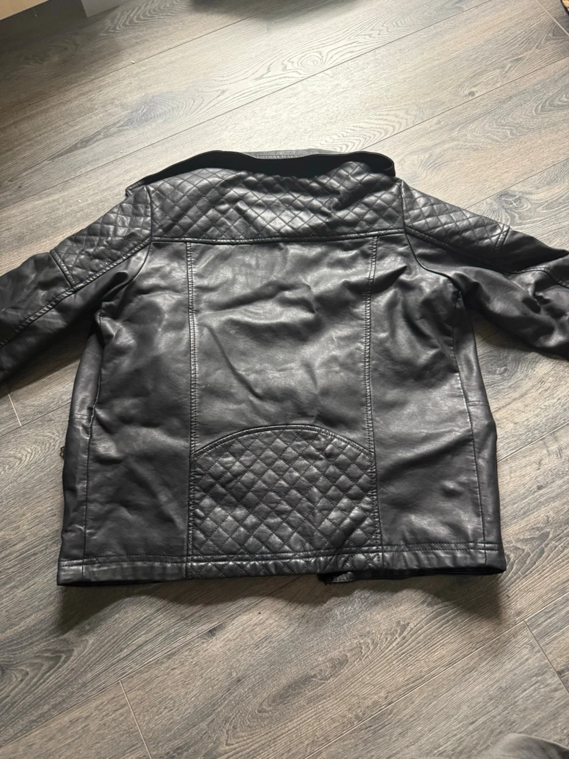 Svart skinnjacka med quiltade detaljer - 1