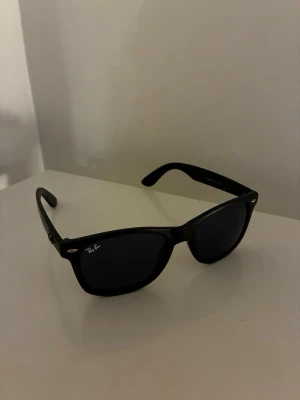 Ray-Ban wayfarer solglasögon - Tjena, säljer ett par Ray-Ban Wayfarer solglasögon. Köpta på Vinted därav priset. Pris kan diskuteras vid snabb och smidig affär🤝