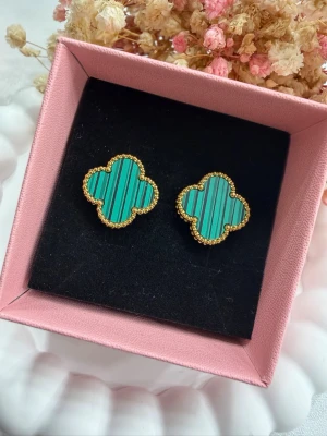 Fyrklöver-örhängen  - Fyrklöver-örhängen i rostfritt stål, pläterade med 18k guld. Väldigt fina och tidlösa, 15 mm – passar till alla tillfällen och med mycket hög kvalitet.