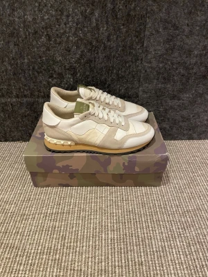 Valentino rockrunners  - Hej, säljer nu dessa svin snygga valentino skor. Skorna är i grymt skick! Begränsat antal boxar och dustbag. Hör av dig vid frågor. 