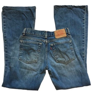 Vintage blåa bootcut jeans, Levi’s - Utsvängda jeans från Levi’s! 100% Bomull, medelhöga, Midjemått 74,5cm (rakt över 36cm) Innerbenslängd 77cm Grenhöjd 21cm, (OBS! Liten fläck finns på vänster ben se sista bild, & första bilderna är tagna snett uppifrån så dem ser mer lågmidjade ut än vad dem är)