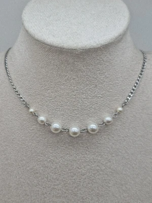 Stilfullt halsband med pärlor  - Material-rostfritt stål. Liknande Maria Nilsdotters smycke.✏️Beteckningen för rostfritt stål – 201 – en lägre klass, kan reagera snabbare med vatten, parfymer och oxidera.