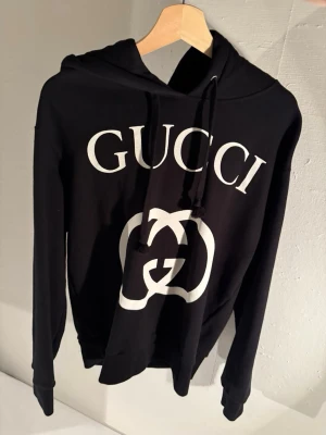 Gucci Hoodie  - Svart hoodie från Gucci i storlek XS (passar även S). Knappt använd och i mycket fint skick. 