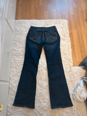 Lågmidjade jeans - Perfekta för dig som gillar en tidlös och avslappnad stil. Passar till allt och är riktigt sköna! 