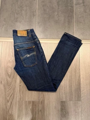 Nudie Jeans - Tjena säljer dessa tvärfeta nudie jeans i storlek w30 L32. Skit snygg färg och kommer bara bli snyggare för varje gång du använder de. Skriv gärna vid intresse!