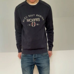 Morris Mörkblå Tröja - Säljer en sjukt fet mörkblå tröja från Morris. Tröjan är i strl L men sitter mer som M. Tröjan är även i bra skick och hör gärna av er vid frågor elr funderingar!!        