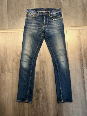 Nudie Jeans - Tjena säljer dessa tvärfeta jeans från Nudie Jeans i skitsnygg fade. De är i storlek W31 L34 och passar perfekt året runt. Blir bara snyggare för varje gång du använder de. Skriv gärna vid intresse!