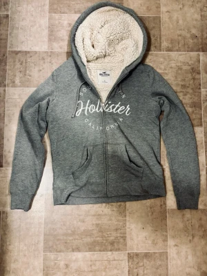 Hollister zip hoodie - Denna hollister zip hoodie kan bli din, luvan är fluffig perfekt för vintern, mycket sällsynt och efterfrågad modell, hoodie är i storlek S