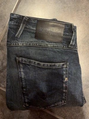 Replay blå jeans 29/32 - Säljer ett par snygga Replay anbass jeans på grund av för stora använd väldigt få gånger och stilrena och som nya Storlek: 29/32 Vid frågor eller funderingar är det bara skriva för minsta lilla. 