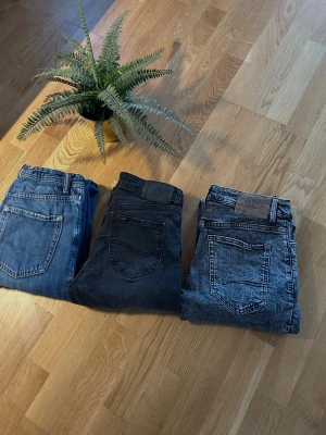 Tre par jeans i olika färger och märken👖 - Säljer tre par klassiska Jeans. Ett par från Jack and Jones de andra är från Lee och garcia. Alla har raka ben och är storlek 152. Perfekta för dig som gillar tidlös denimstil. Såklart kan man köpa styckvis också! Hör av er om ni har frågor!🤝