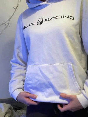 Sail racing hoodie  - Sail racing hoodie i XS, säljer den för jag inte kan ha den. Har S i vanligt fall.