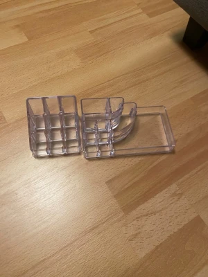 Transparent sminkorganiserare i plast - Säljer två transparenta sminkorganiserare i hård plast med flera fack i olika storlekar. 