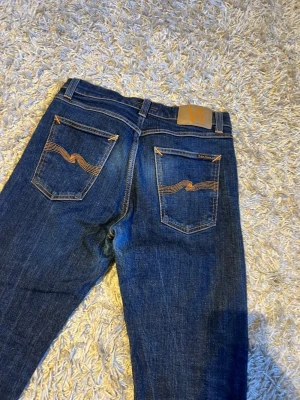 Nudie jeans slim modell storlek w30 herr dry denim  - Nudie jeans slim modell storlek w30. Skön wash på dessa, dry denim som för snygga fades med tiden. Mycket bra skick utan defekter. Nypris runt 1599kr. Postas antigen samma dag som köp eller dagen därpå🙌💯