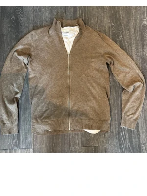 Beige kofta från Lindbergh - Ziptröja från lindbergh med skönt material. Pris kan diskuteras!