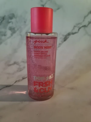 Pink Body Mist Shimmer Edition - Glittrig body mist med guava splash och candy apple. Innehåller eteriska oljor, är vegansk, utan artificiella färgämnen och godkänd av dermatolog. Mot djurtester och förpackningen är delvis återvunnen. Volym: 250 ml. Helt ny oanvönd