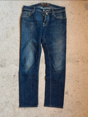 Blå Jacob cohen 622 Comfort jeans - Säljer nu ett par Jacob cohen jeans i nästan ny skick storlek 32. Det är ett par lite schystare jeans med många små och bra detaljer som gör dom till ett av de bästa jeans märkena i gamet.