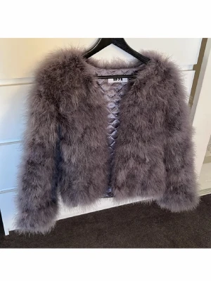 PÄLSJACKA - Så fluffig pälsjacka som aldrig kommit till användning! Hoppas någon vill köpa då den är så snygg🥹💋Fri frakt på denna annons tror jag?