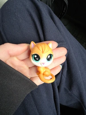 Littlest pet shop - Littlest pet shop figur, katt.   Finns fler i min profil för samfrakt. Jag har ca 200 st kvar så följ för att få notis när jag lägger upp.